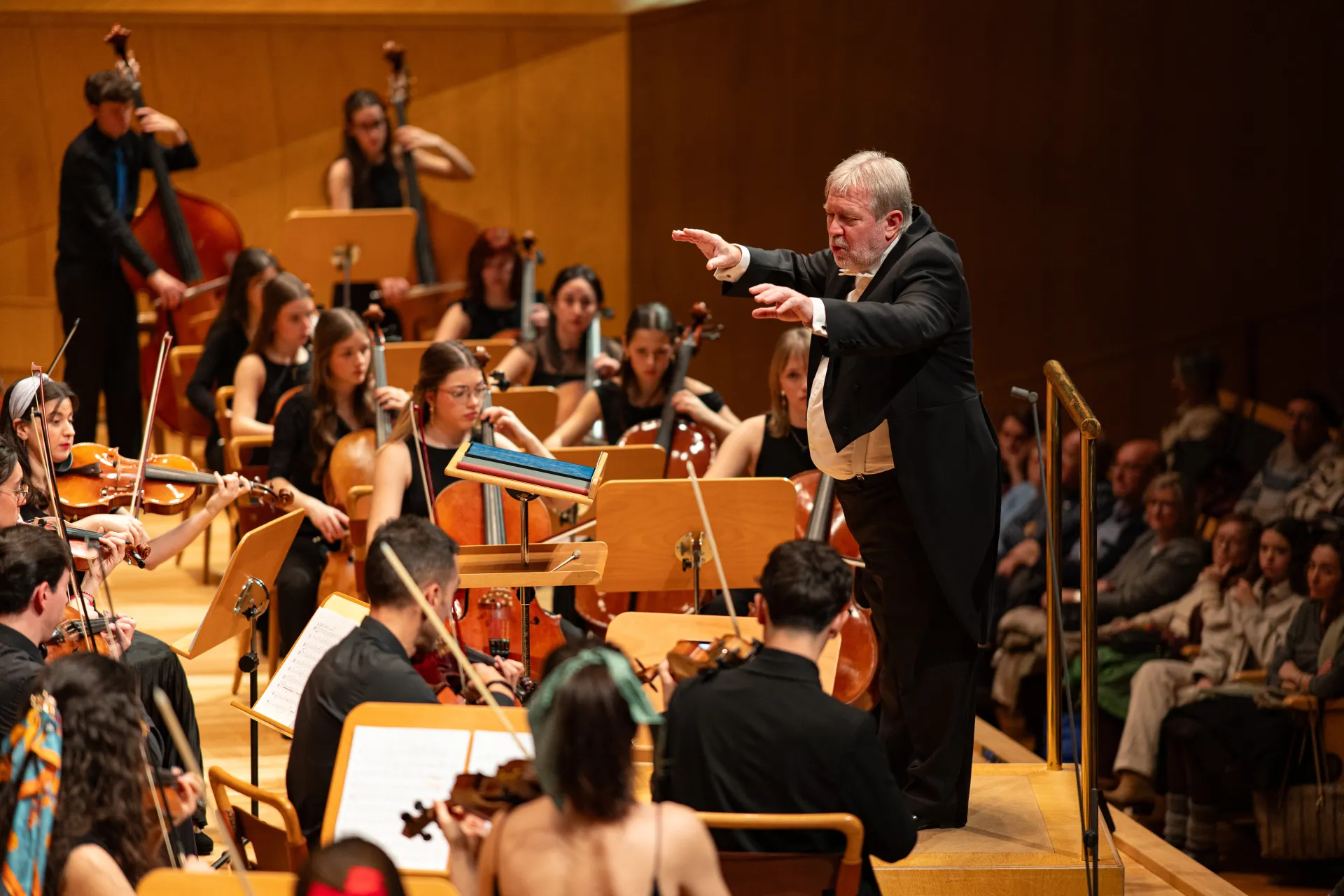 Frank de Vuyst dirigiendo a la orquesta con gesto amplio