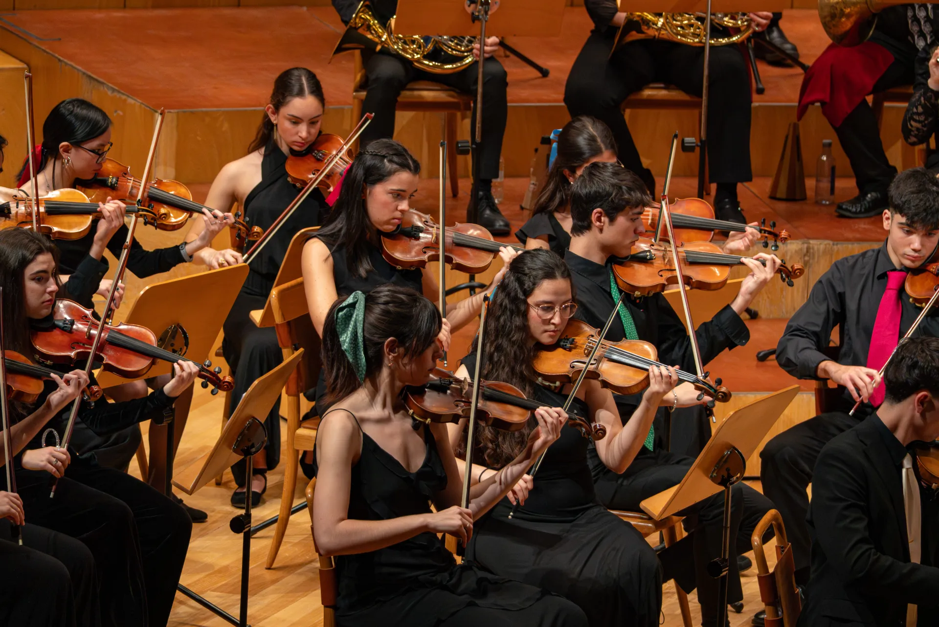 Sección de violines de la JOBS interpretando en concierto